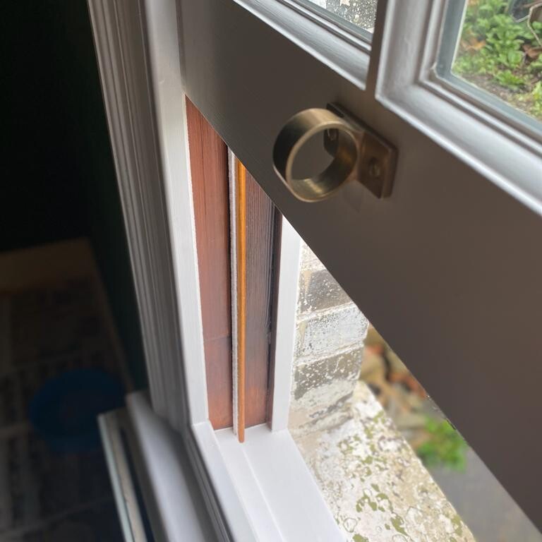 A picture of a window with a handle on it, featuring Sash Windows.